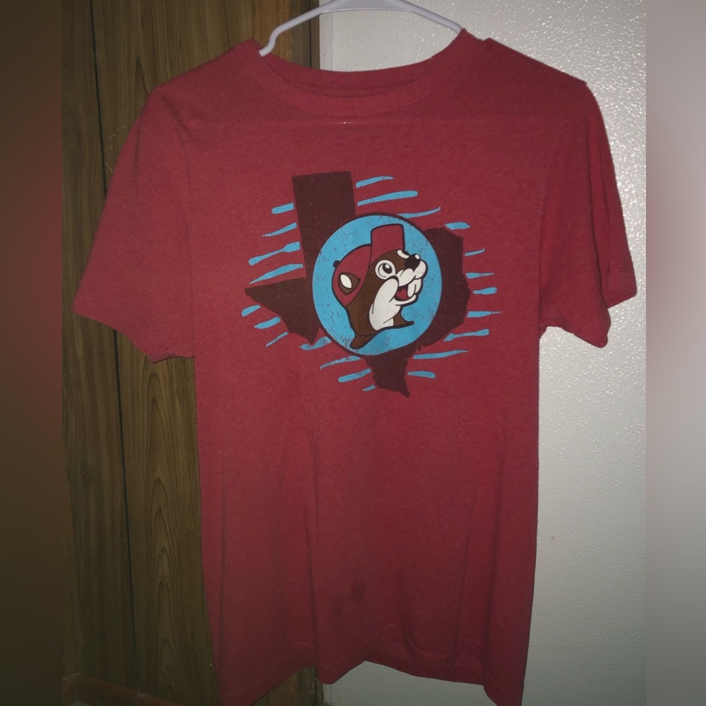 barely worn red buc-ees graphic tshirt